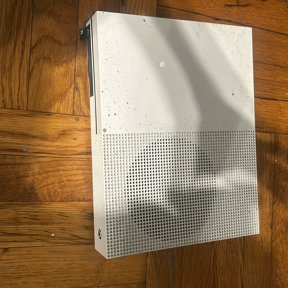 i’m selling my xbox one white